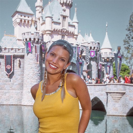 @jessicasimpsoncandid | Jessica Simpson in a bandana, hoops & braided pigtails. 🔟 out of 🔟, category 00s fashion. 💛 #jessicasimpson #2000sfashion #texasgirls | Instagram