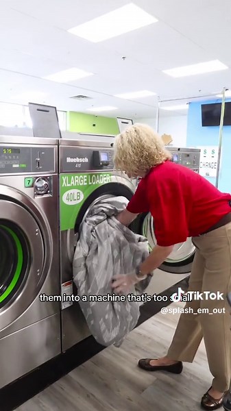 Don't forget to wash those comforters!! It's easy at Splash 'Em Out..but be sure to choose the correct size machine 🧺 👍 #SplashEmOutLaundromat #KentuckyLaundromat