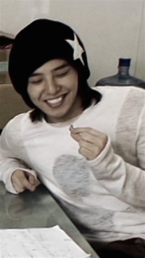 @88nara8za on Instagram: "2009 일본어 공부 @xxxibgdrgn 얼짱지욘.. 별모자비니 찰떡이다 진짜..★ 📽 BIGBANG SPECIAL FINAL IN DOME MEMORIAL COLLECTION - 2009 behind the scenes #gd #gdragon #지디 #지드래곤 #권지용"