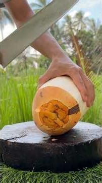 A Rare Coconut Cutting Method