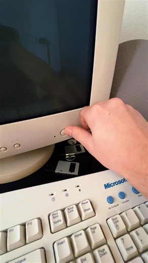 Gordon Freeman meets Alyx. Half-Life 2 gameplay on the retro PC setup. #pcgaming #nostalgia #halflife | Old School Rigs