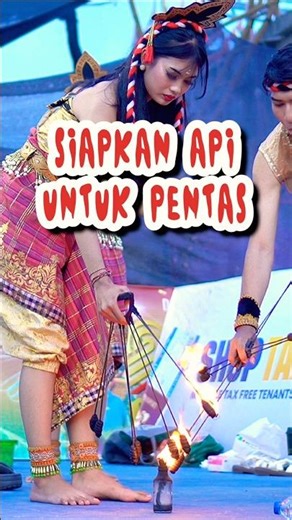 penari siap alat api untuk tari kecak di discovery mall bali