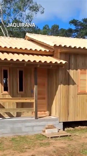 Um chalé de 32m² que prova que funcionalidade e conforto andam juntos! Bons materiais, bom projeto e um resultado que encanta 🧱🏡 Fale agora com um de nossos vendedores! 📲 (51) 99579-9700 | (51) 99884-7167 📍Av. dos Municípios, 6620 | B.: Santo Antônio | Campo Bom-RS #construçao #reforma #chale #casa | Jaquirana 4 Colônias