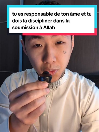 L’âme humaine doit être disciplinée. Pas parce qu’elle est mauvaise en soi, mais parce qu’elle est capricieuse, comme un enfant qui fuit l’effort, cherche le plaisir immédiat et rejette toute contrainte. Allah nous l’a clairement enseigné « L’âme incite fortement au mal, sauf celle à qui mon Seigneur fait miséricorde » (Coran 12:53) C’est pour cela que l’Islam n’est pas une religion du ressenti, mais de l’éducation intérieure, de la soumission à notre Créateur. Les obligations et les interdictio