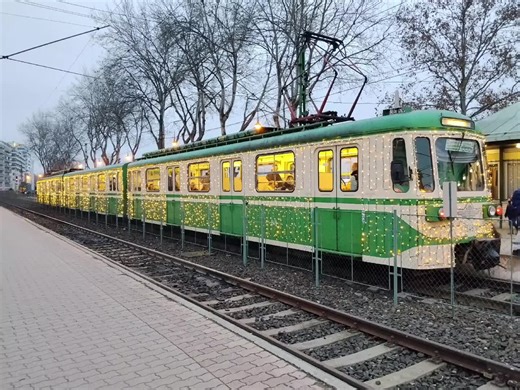 Fény Hév érkezik a Boráros térre Csepelről. 😀 Típus holnap megy utoljára mert kivonják a forgalomból. ☹️ #train #Budapest #publictransport @Tamás @kozma Dániel @Tejföl-Keljföl🗿✈️ @pisti500T @Bojti007