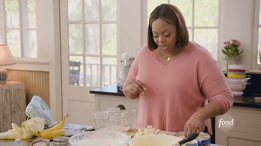 1.2M views · 2.2K reactions | Kardea Brown makes her Granny's Nana Pudding with butter cookies and salted caramel!  Subscribe to discovery+ to stream more episodes of #DeliciousMissBrown: https://links.discoveryplus.com/3Q0BFOLdygb. #discoveryplus Get the recipe: https://foodtv.com/3V8F21C. | Food Network | Facebook