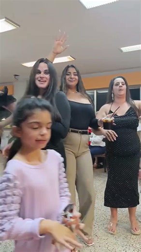 GITANAS CON ENCANTO BAILANDO RUMBA FLAMENCA CON ALEGRÍA 💃🎄#artegitano #gypsydance #gitanos #rumba