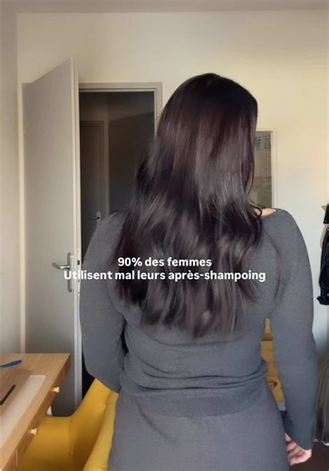 L’après-shampoing, ce n’est PAS un masque. Et ce n’est PAS optionnel. Je t’explique comment l’appliquer correctement : 1- Jamais sur les racines L’après-shampoing est fait pour les longueurs uniquement. Sur le cuir chevelu, il peut : • alourdir • étouffer • empêcher une pousse saine 2- Essore toujours tes cheveux avant Cheveux dégoulinants = produit dilué = zéro efficacité. Essore doucement à la main avant d’appliquer. (C’est aussi valable pour le masque) 3- La bonne quantité Ni trop, ni pas ass