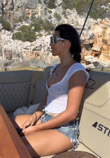 Video di 𝐊𝐚𝐭𝐡𝐞𝐫𝐢𝐧𝐧𝐞 (@iamkathimodel) con Luna, amore e no - Piero Piccioni