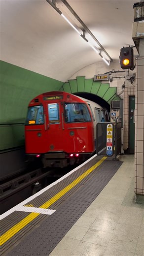 Bakerloo Line: Departing Fron Paddington ~ #train #trainspotting