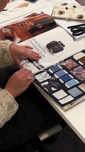 Opintopäivä värien ja materiaalien parissa! ✨ 💬 Mitkä ovat toimivia väri- ja materiaaliyhdistelmiä? Muotisuunnittelussa väri- ja materiaalikartat voivat muun muassa kertoa mitä teemoja, ominaisuuksia tai arvoja brändin ja malliston avulla halutaan korostaa. ♥️ Helsinki Design Schoolin muotisuunnittelun opiskelijat hakevat ideoita värikartan tekemiseen keräämästään inspiraatioaineistosta sekä pohtimalla oman mallistonsa kohderyhmää ja tunnelmaa. 🧶 Materiaalikartan toteuttamisessa perehdytään mu