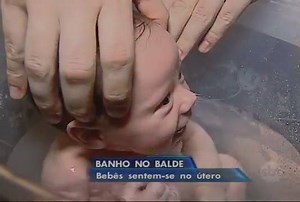 Banho no balde também alivia as cólicas do bebê. Confira o passo a passo. #bemmequermaemequer | Bem me quer, MÃE me quer