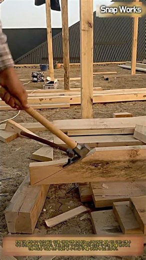 망치와 끌로 대형 목재 보를 정교하게 깎아내는 수작업 과정 #worker #process #woodworking #handmade #skills