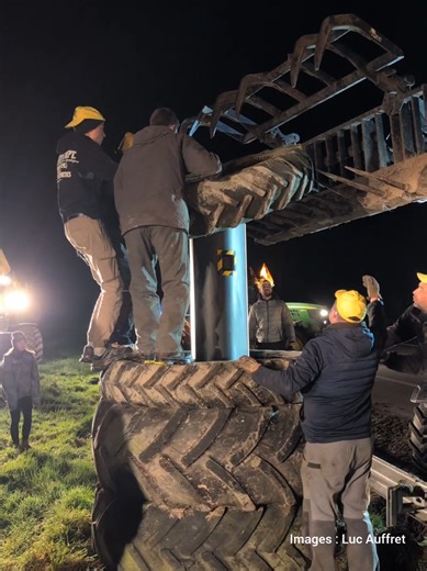 Des agriculteurs de la CR78 mettent plusieurs radars hors-service sur la N12, dans les Yvelines, près de Paris, ce vendredi soir. #agriculteurs #agriculteursencolere