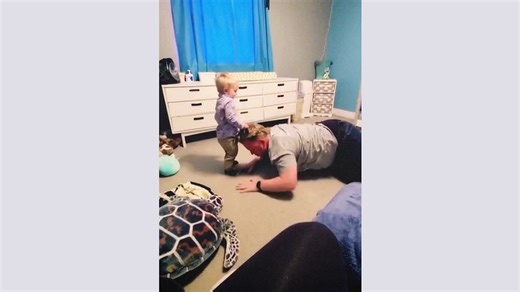 Un papa fait du catch avec son enfant