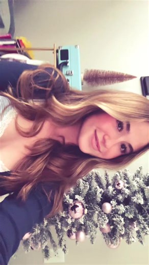 me ft. my christmas tree 🎄