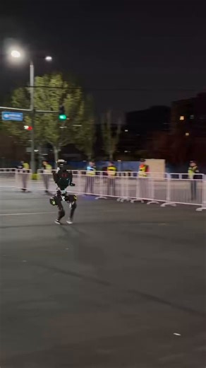 During Beijing’s recent humanoid robot half-marathon test runs, these bipedal robots demonstrated sustained running speeds that test their dynamic stability and energy management systems.