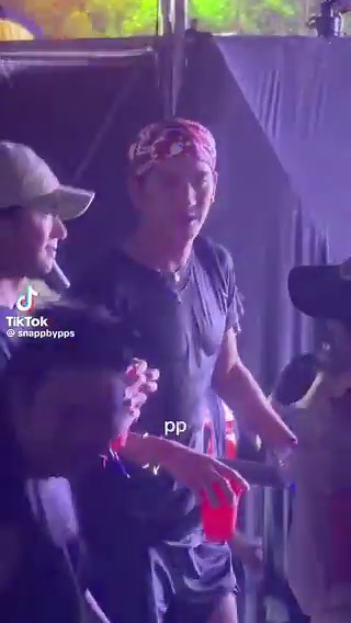 He is so fiiiine! Nothing is hotter than when wet shirt clings well to his body. Woot relax boy 😱😍#sea_tawinancr vid: https://t.co/Q54PeI8dtO