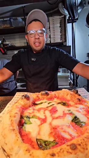 Caja cuadrada, pizza redonda y rebanada triangular?? parece que no tiene ningún sentido. Pero tiene más de lo que te imaginas. #cdmx #pizzacdmx #PizzaCDMX #pizzanapolitana #PizzeríaCDMX | Traficante de Pizza