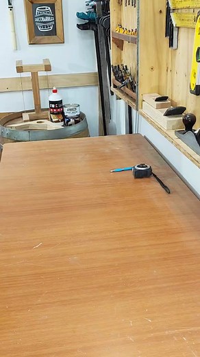 Hola! Les muestro cómo hacer unos sencillos pero lindos porta maceteros 🪴🪴usando retazos sobrantes de madera. Si te gustó no olvides darle like ❤️ y sígueme para más proyectos, consejos, tips y trucos de carpintería. Si tienes dudas, sugerencias o felicitaciones déjamelo en los comentarios 👇🏻. Los leo todos y trato de responder la mayoría 👀 ➡️Medidas y otros detalles En este caso usé tablitas de pino cepilladas de 1x3 que me sobraron de otro trabajo. Para el porta macetas del vídeo usé 2 ta