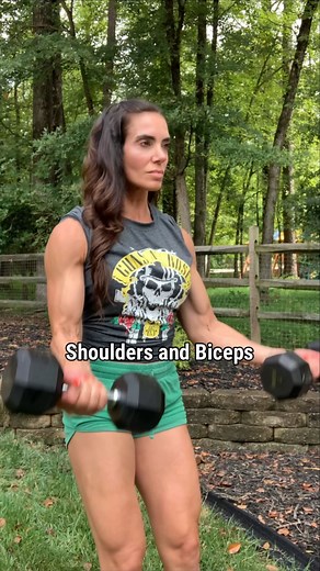 SHOULDERS and BICEPS This simple sequence will give you the perfect PUMP 💪🏼 Reminder: Workouts don’t have to be complicated to get RESULTS! My app is running a 30% OFF ANNUAL SUBSCRIPTION special for a LIMITED TIME. You get EVERY program, EVERY challenge, my WEEKLY splits, and all NEW workouts added each week. Link in bio! Save this workout for your next upper body lift! Perform all 3 exercises in a circuit with little to no rest. Aim for 3-4 sets. 1. Alternating curl with static hold x 20 tot