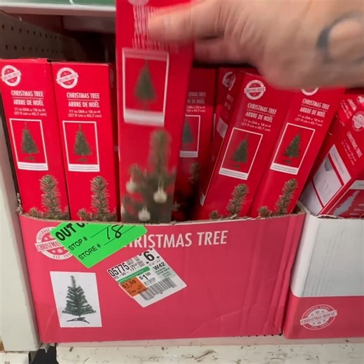 Why people are buying out mini Christmas trees this year! #Christmas #dollartree | Hometalk