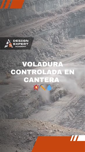 Voladura controlada en cantera 💥⛏️💧 En este video se ve una voladura planificada para fragmentar la roca y facilitar el cargue y trituración. Justo después de la detonación entran los carrotanques aplicando agua de inmediato: esto se hace para controlar el polvo en suspensión que se genera por el rompimiento del macizo rocoso y por el desplazamiento de finos. El riego rápido ayuda a “bajar” la nube de polvo, reduce la dispersión de partículas por el viento, mejora la visibilidad del frente de 