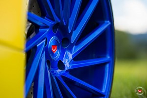 BMW i8: Matte Yellow and blue wheels go well together