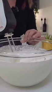TIRAMISÙ AL LIMONE 🍋 facile e veloce 🍋 TORTA XXL senza stress VIDEO DETTAGLIATO QUI 👇🏻 https://youtu.be/NRgu8hkiahM?si=y2ZX9J8maYbl5H6W Un dolce che solo a guardarlo ti invoglia a mangiarlo, perché come dico sempre, anche l’occhio vuole la sua parte! È un dolce semplicissimo da fare, la crema si fa a freddo, senza uso di forno! Il Topping che completa secondo me alla grande si realizza anch’esso velocemente… quindi non avete scuse dovete fare questo TIRAMISÙ al LIMONE! Fresco e poco stucchev