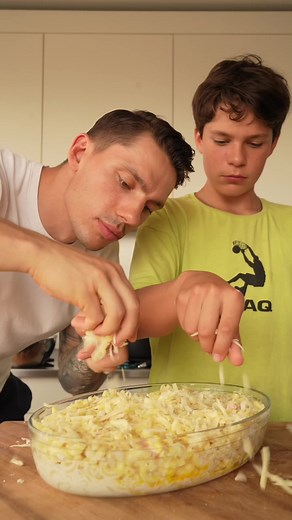 Nudelauflauf mit Schinken Zutaten für 3-4 Personen 500g Hörnli (oder andere Pasta) 400ml Sahne 300-400g Gruyere (Käse) 2 Eier Salz Pfeffer Muskatnuss (optional) Nudelauflauf für ca. 30min bei 190°C / Umluft in den Ofen geben #nudelauflauf #auflauf #kochen #rezept #schweiz #käse #ofen #ofenrezept #viral #fy #food #foodtiktok