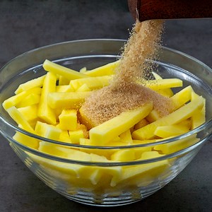 Ein Fast-Food-Geheimnis! Die perfekten Pommes Frites sollten mit Zucker gekocht werden Zutaten: Kartoffeln - 500 g Wasser - 3 l Salz - 20 g Zucker - 30 g Stärke - 40 g Öl - 1 l Lassen Sie sie 15 Minuten lang im Wasser für die Soße Ketchup - 50 g Knoblauch - 2 Zehen 10 min braten | Schmackhaft.tv