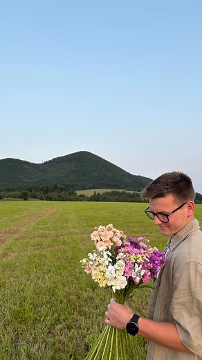 Fialy ještě chvilku a zase snad za rok🌸 jo a jsou moc dobrý 😋 Ps. Ten půlrok utekl jako voda. Protože právě v lednu jsem je vyséval a až teď je sklízím 😅 ale dočkal jsem se 😃 #lokalnikvetiny #ceskekvetiny #season2025 | Lokální květiny z Královce