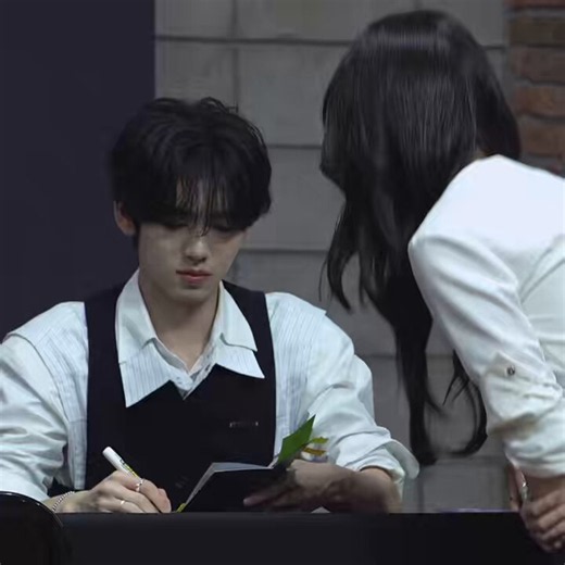 omg this FLIRT👤: how old do i look?🐰: 16!👤: i’m 17 years old!🐰: 17 years old? (shocked)👤: can i call you oppa?🐰: hah.. call me oppa~🐰: can (we) use banmal? (informal speech)👤: (nods)🐰: got it~👤: …. (gets shy)🐰: why? ㅋㅋ🐰: it’s your first time (at the fansign)?👤: yes🐰: seems so~👤: since it’s (my) first time, please let me know your first impression of me!🐰: first impression?🐰: hmm… seems like you like me?👤: i like you.. 🐰: (laughs) who’s your bias? be honest👤: it’s ricky..🐰: �