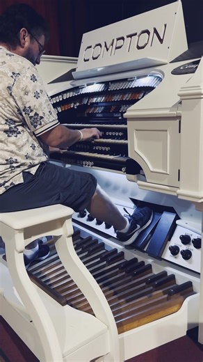 Internationally celebrated American theatre organist Dave Wickerham returns to Australia again following his sold-out tour of 2015. He will perform at the Majestic Theatre Pomona on November 16th from 2pm. Known for his extraordinary technique, expressive artistry and infectious stage presence, Dave has performed across the United States, New Zealand and Australia to critical acclaim. A favourite with organ lovers around the world Dave will make the 1937 Compton come alive with his vibrant progr