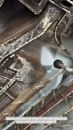 Cleaning the underside of the car with high-powered air spray to remove dirt in one spray...!!!