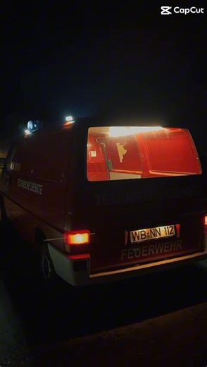 Unser Gerätewagen Logistik wurde erfolgreich auf moderne LED-Technik umgerüstet. Sowohl der gesamte Innenraum als auch die Außenbeleuchtung erstrahlen nun in neuer, zeitgemäßer LED-Beleuchtung. Das sorgt nicht nur für eine deutlich bessere Ausleuchtung an der Einsatzstelle, sondern auch für mehr Sicherheit, Energieeffizienz und Komfort im täglichen Dienstbetrieb. Ein besonderer Dank gilt unseren beiden Kameraden, die viel Zeit, Engagement und Fachwissen investiert haben, um diesen Umbau in Eigen