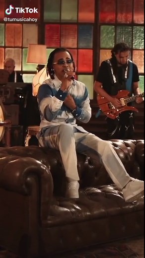Ozuna y Camilo en vivo interpretan Despeinada