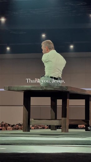 Stop. Take a breath. Repeat this prayer. This weekend, Nick Vujicic spoke at Cavalry Chapel Church in Fort Lauderdale, Florida, and shared his testimony with thousands. Comment “Amen” if you are grateful for the love God shows us every day. | NickV Ministries