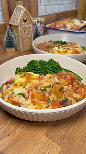 5 Family Dinners For £30✨ Recipe Number 1 - Cowboy Pie 🤠 Ingredients: For the Pie Filling: 8 Pork sausages 1 Red onion 1 Red bell pepper 1 Tsp Thyme 1 Tsp Sage 1 Tbsp Worcestershire sauce 3 Tbsp Bbq sauce 1 Tin chopped tomaotes 1 Tin baked beans For the mashed potates: 800g Potatoes 100ml Milk 50g Butter Pepper, to taste Topping: 100g Cheddar cheese Method: For the Mash: Peel and chop all of the potatoes into cubes and then boil in salted water until fork soft. Drain and then mash the potaotes,