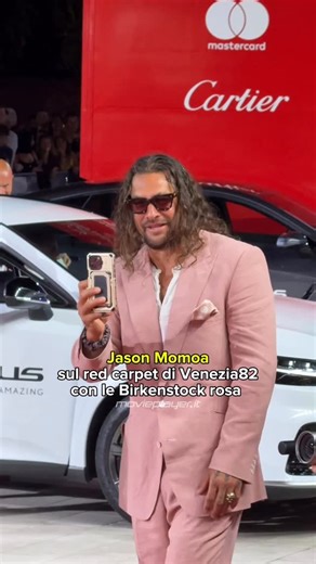 Movieplayer.it | Jason Momoa sul red carpet di Venezia82con le Birkenstock rosa 🩷✨ #jasonmomoa #venezia82 #cinema #mostradelcinema #redcarpet #jasonmomoa | Instagram