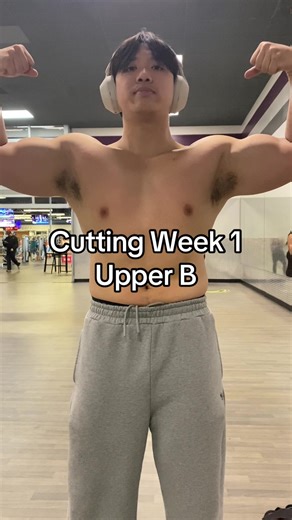 I’m still trying to perfect those lat flaps ngl 🥀 #gym #upperlower #lifting #bodybuilding #hypertrophy