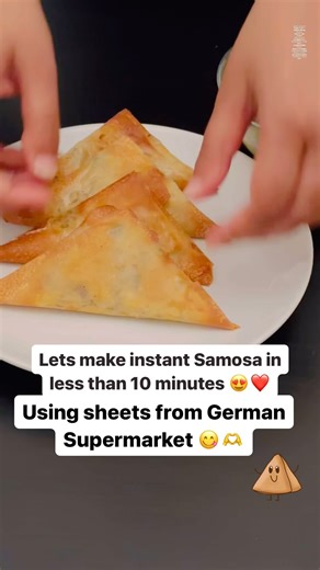 Shikha Yadav | Berlin 🇩🇪 on Instagram: "Do you love samosa’s? Samosa is the king of tea time snacks in my opinion 😅 and certainly my favorite too. Today we are making a quick and easy recipe to make samosa’s using sheets from German supermarket. You can make this in just 10 minutes and it takes equally delicious as regular samosas. For the aaloo filling: 1. Crush some whole coriander seeds and cumin. 2. In a pan, add the crushed coriander seeds and cumin, 1 finely chopped onion. Cook it until
