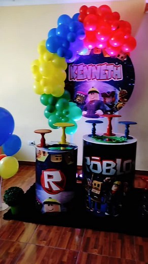 Decoración y torta de Roblox para fiestas infantiles