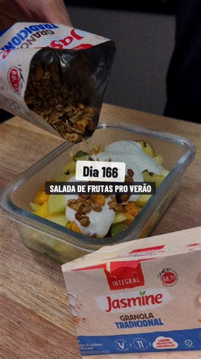 Lucas da Gama Lacerda | Nutricionista on Instagram: "O lanche perfeito pra suas suas férias 🏖️ Comenta aqui embaixo com seu último emoji pra receber de brinde o PDF completinho dessa receita com o passo a passo completo, macros e links dos produtos que usei. E a verdade é que as férias mudam sim a rotina e isso é ótimo! Mas o básico precisa continuar funcionando. Não pra controlar tudo, e sim pra evitar desconfortos que atrapalham o descanso, e quando você se organiza minimamente, não vira refé