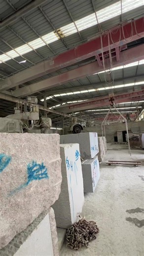 What you are seeing now is the production and processing workflow of our natural granite factory in China. Raw materials are continuously transported from the quarries to the factory, while high-quality stone products are steadily shipped from the factory to destinations all over the world. This cycle repeats itself every single day.#GraniteStair#화강암 #御影石 #ExteriorWallStone #외벽석재