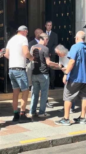 Angus Young of AC/DC signs autographs for fans in Paris 2025 #acdc #angusyoung #paris #autographs