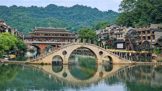 Traditionelle Steinbrücke über dem Wasser in China