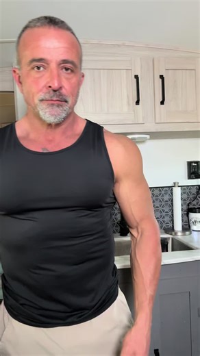 Locked in and layered up 💪 These Magcompsen compression tank tops are a whole different vibe. Tight where they need to be, smooth under anything, and they hold everything in without feeling like you’re wrapped in plastic. Whether I’m training, out running errands, or throwing it under a button-down… it gives that clean, athletic look instantly. Compression hits the chest, tapers the waist, and keeps everything sitting right. If you like that fitted, confident, “built but polished” look… this is