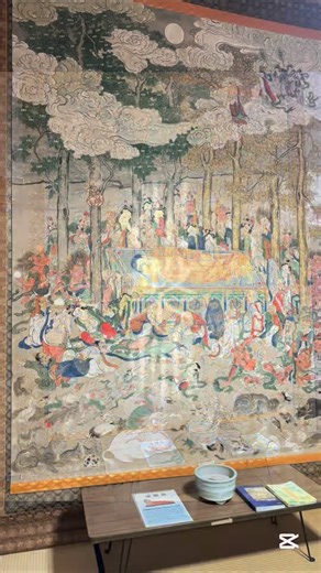 ・ 祥雲寺の涅槃軸です。 絵解きを行いました🙏✨ 2月15日は、お釈迦さまがお亡くなりになられた日。 この時期、多くのお寺では涅槃軸をお出しし、 お釈迦さまを偲びながらお参りをします。 涅槃軸には、 静かに眠るお釈迦さまのお姿、 嘆き悲しむ弟子たちや動物たちなど、 入滅のときの様子が丁寧に描かれています。 供養とは、亡き人を讃え、思い出すこと。 お釈迦さまが開かれた仏教は、 2500年という長い時代の中で、 多くの人々の心の支えとなってきました。 そのご恩に感謝を捧げることも、 僧侶や仏教徒にとって大切なお勤めの一つです🌿 | 祥雲寺