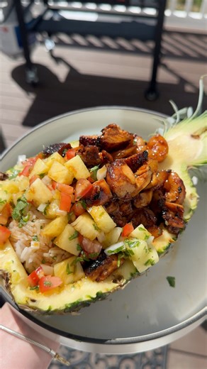 Chicken and shrimp teriyaki pineapple bowl 😍😋🍍 #teriyaki #pineapplebowl #dinner #dinnerideas #easyrecipe #easydinner #blackstone #blackstonegrill #blackstonedinner | Cookin With Megg